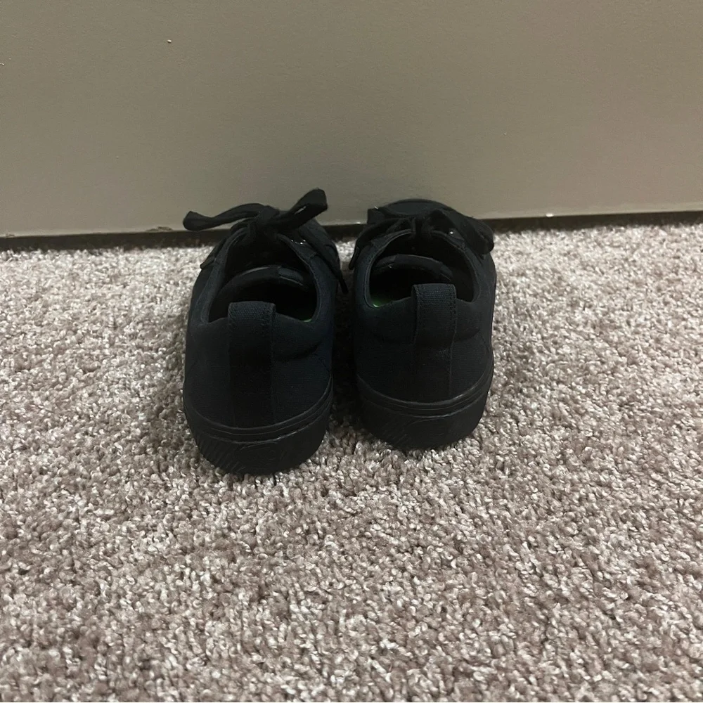 Cariuma OCA Low All Black Canvas Sneaker Unisex 7.5 Men 9 Women